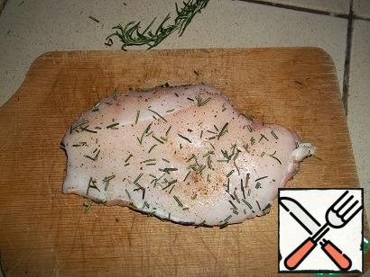 Wash and dry the chicken breast. Make shallow cuts in the form of a grid, so that the chicken absorbs the spices and evenly fried. (a little trick for a nice serving of chicken breast). RUB with salt and a mixture of spices. Chop the rosemary and roll the chicken breast in it on all sides.