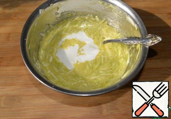 Pour the kefir, mix.