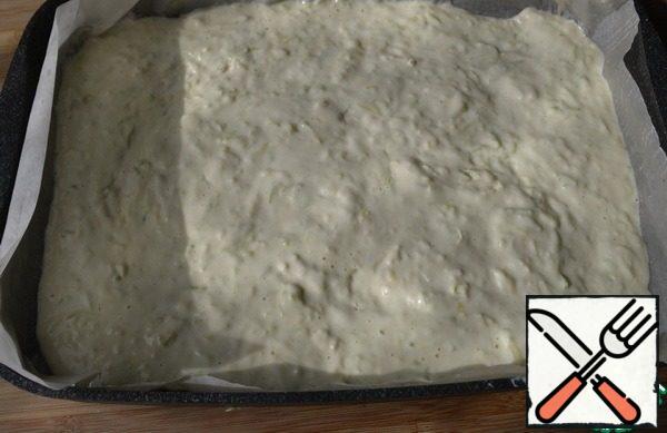 Cover the baking sheet with baking paper and oil it. Put the dough and send it to the oven. Bake at 190 degrees for 30 minutes. Turn the finished roll onto a Board, remove the paper, and let it cool.