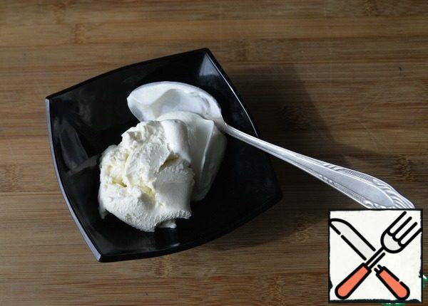 Mix the curd cheese with sour cream. I have less curd cheese than indicated in the recipe, it was clearly not enough in the roll.