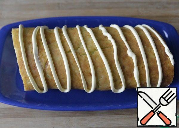At the cooled roll, cut off the edges exactly, apply strips of mayonnaise using a cooking bag. If you are against mayonnaise, you can make strips of the cream that was used to cover the roll, leaving 2 tablespoons in advance.