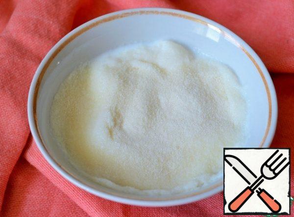 Mix the gelatin with the milk and let it swell for 5-10 minutes.