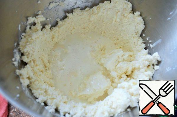 Heat gelatin to 65-70 degrees, DO not BOIL!
Pour into the curd mass. Beat again thoroughly.