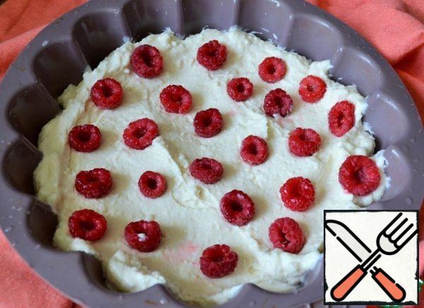 Put a third of the mass in a silicone mold,
put raspberries on it.