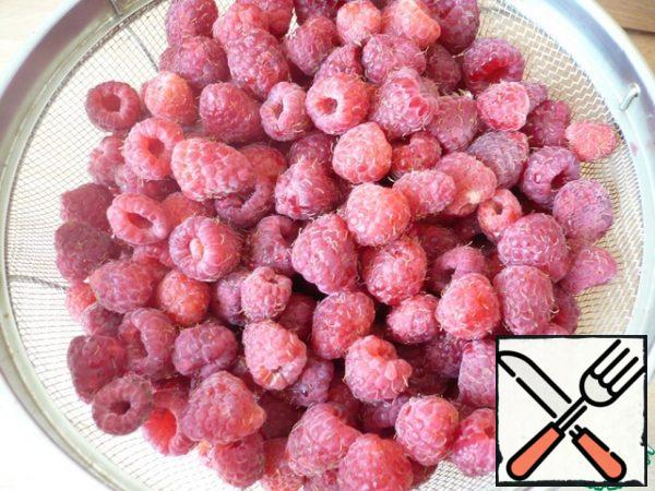 To prepare the sorbet, prepare the raspberries (if necessary, select them), then spread evenly on the baking sheet and freeze. 1.5-2 hours (see how hard your freezer freezes).
