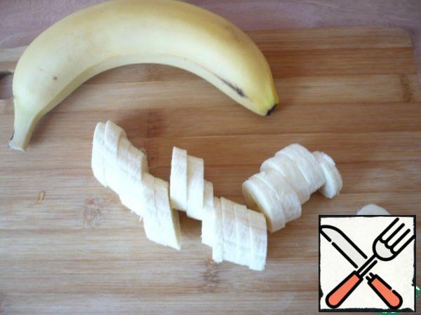 We do the same with bananas. Peel and slice the bananas. Put the bananas on a baking sheet and put them in the freezer for 1.5 - 2 hours.