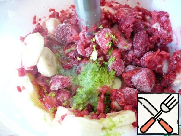 Then take out the bananas and raspberries from the freezer, transfer them to the blender bowl, add the lime zest (only the green part), and squeeze the juice from one lime. If desired, you can add mint leaves (so that the sorbet has a refreshing aroma and taste).