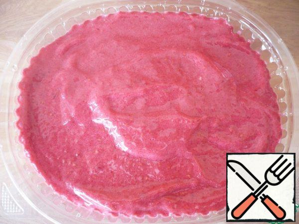 Pour the sorbet into a container, cover with a lid and send it to the freezer for 30 minutes. (It is not necessary to keep the sorbet in the freezer for too long, since it will freeze very much, but if the sorbet is very frozen in the freezer, then put it in the refrigerator, where it will recover in a couple of hours).