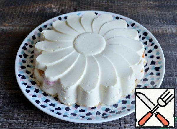 To serve, cover the dessert with a serving dish,
carefully turn it over and remove the form.