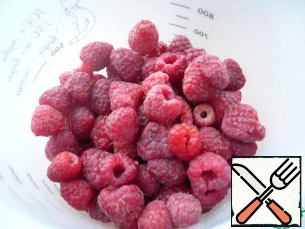 To prepare raspberry jelly on agar-agar, take fresh or frozen raspberries.