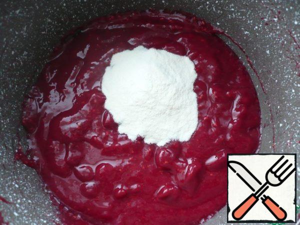 If the raspberry puree is sour, add sugar to taste, and add agar-agar. Mix the raspberry puree with agar-agar and bring to a boil over medium heat for 30 seconds, then remove from the heat. Allow to cool slightly, but not too much.