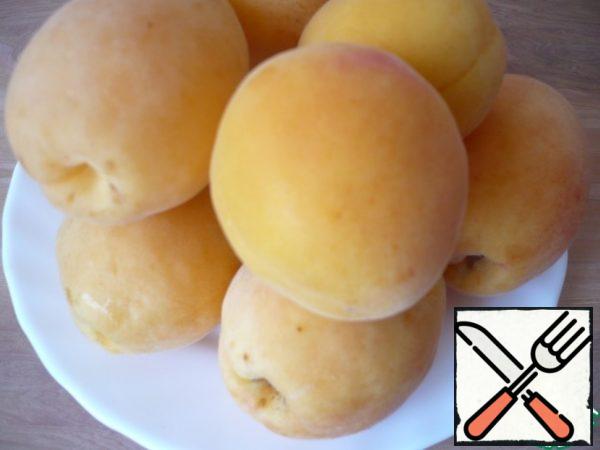 Meanwhile, prepare the apricots for the apricot puree: you need to wash and dry the apricots.