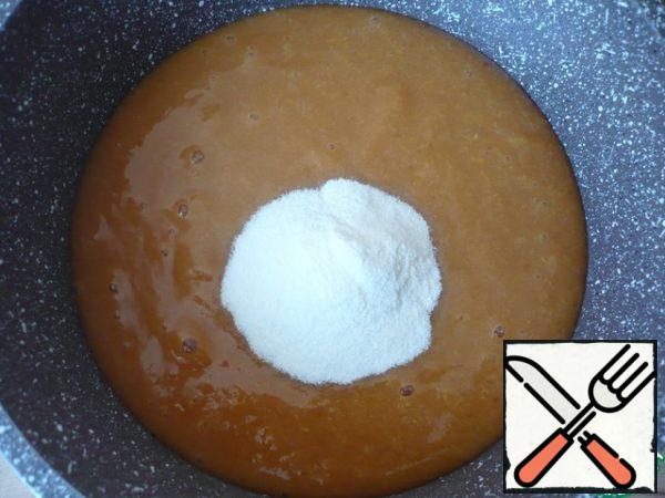 Then chop the apricots with a blender into a homogeneous puree and send them to a saucepan, along with agar-agar, add sugar to taste. Bring the puree to a boil for 30 seconds, mix everything thoroughly and remove from the heat.