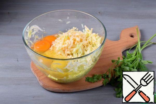 In the prepared zucchini add cheese, grated on a large grater, eggs, spices. Mix everything.
If the salt is not enough, add it. The amount of salt depends on the selected type of cheese.