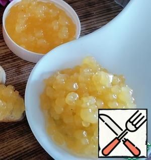 When we use the whole mixture, we will throw the caviar into a colander and rinse it under a stream of cold water to wash off excess fat.
The orange caviar is ready. Enjoy your meal.