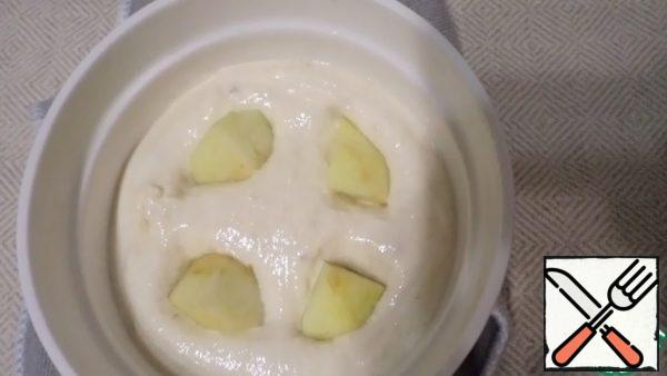 Grease the forms with oil and put the curd-fruit mass.
