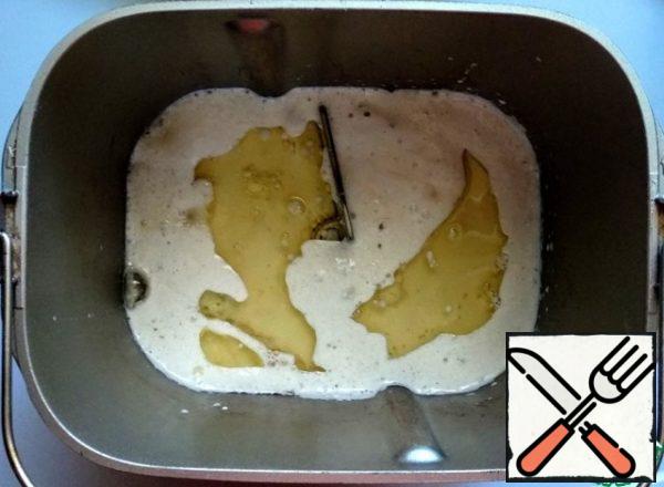 Pour the milk with yeast into the bread maker bucket, add egg white, vegetable oil, and salt.