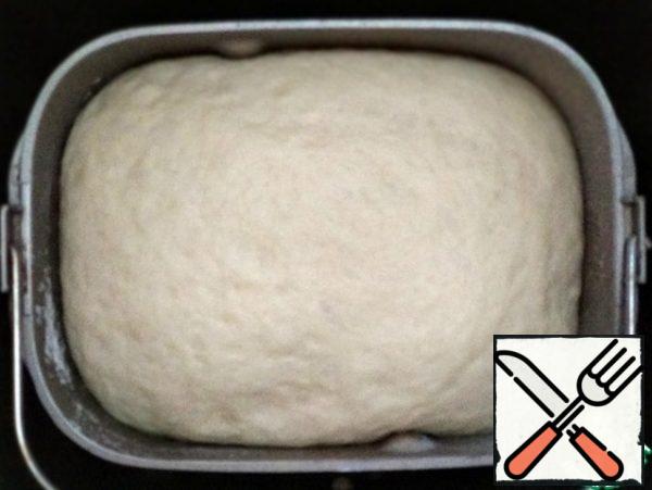 Leave the dough in a warm place to rise, covered with a towel, for 40-50 minutes. I leave it in the bread maker.