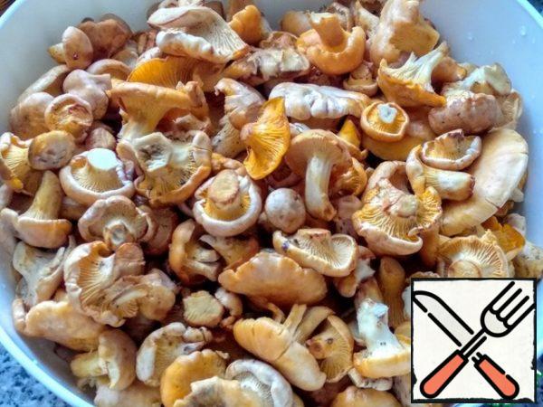 While the dough was coming, prepare the filling. Chanterelles to sort out, wash well.