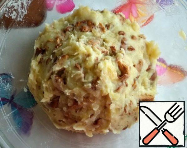 Combine mashed potatoes and fried chanterelles with onions.