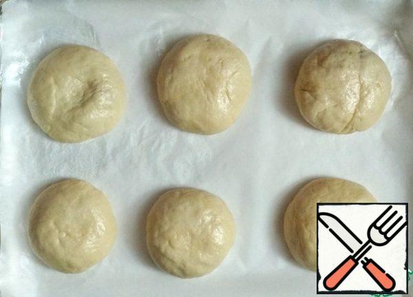 On a baking sheet covered with baking paper, spread the pies seam down. Cover with a towel and leave for 15-20 minutes. for proofing.