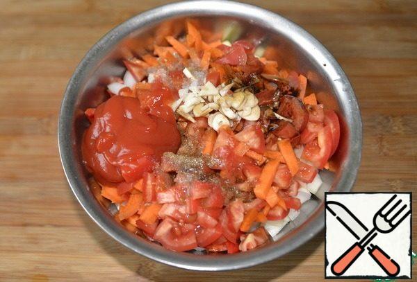 Put all the vegetables in a large bowl, add the chopped garlic, salt, sugar, soy sauce, ketchup, vegetable oil, vinegar. Mix everything.