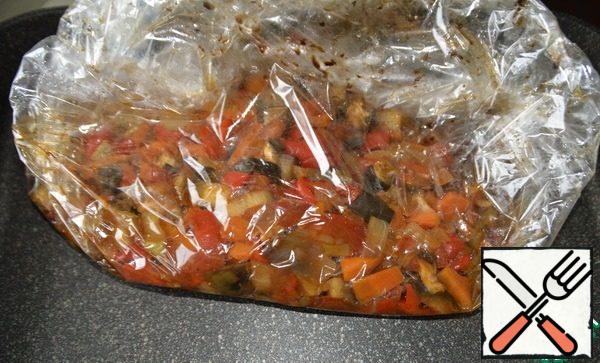 Take out the sleeve with vegetables.
They can be served immediately as a hot side dish. But I love these vegetables as a cold appetizer, a completely different taste.