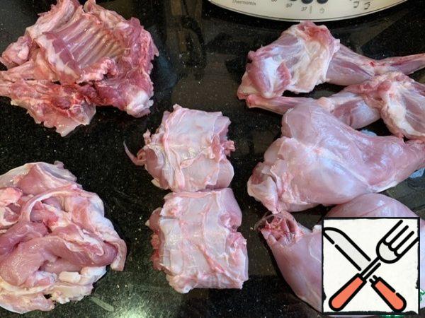 First, cut up the rabbit: take out the kidneys, liver, lung and heart from the carcass (they can then be fried with onions and seasoned with porridge). Separate the hind and front paws at the joints. Starting from the pelvis, use a sharp knife to separate the fillets along the ribs and back. Separate the edges. Divide the back into 2 parts + the neck and back of the spine. The rabbit's legs and 2 even parts of the back are removed to the freezer (I cook them in a slow cooker in cream sauce).