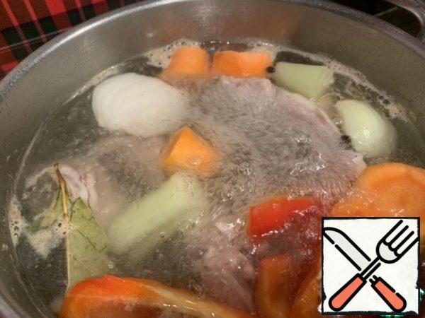 Season with salt and pepper, add the Bay leaf, bring to a boil and cook for 40 minutes over medium heat, skimming off the foam. Cool and strain the broth.