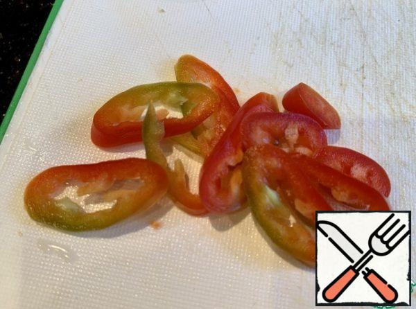 Cut the hot pepper into circles.