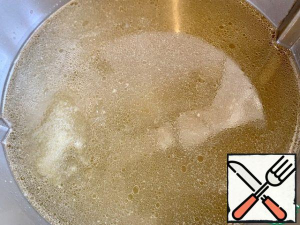 Heat 1.2 liters of broth (no more than 60 degrees), add gelatin, stir until completely dissolved.