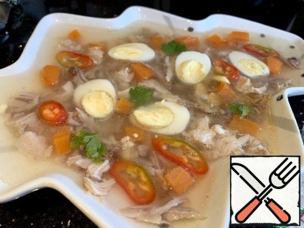 Carefully pour the broth into the mold and put it in the refrigerator until completely solidified.

