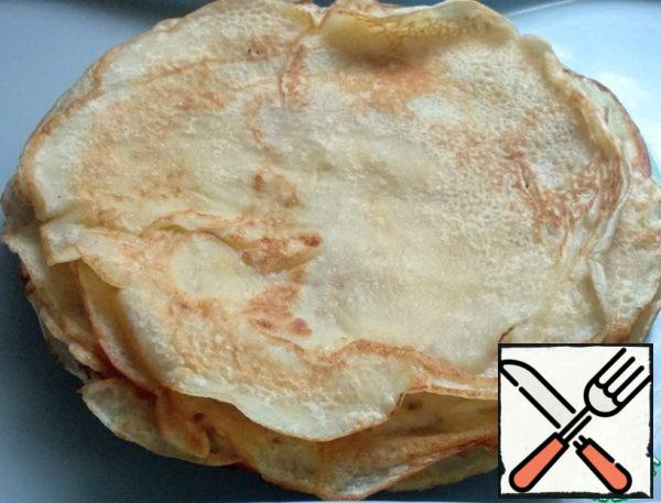 To make the pie, we will need 10 pancakes, which I cut according to the shape in which we will prepare the pie.