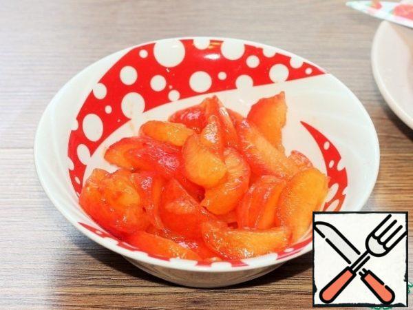 Clean the plum from the skin, remove the bones and cut into small slices. One plum is left for decoration.