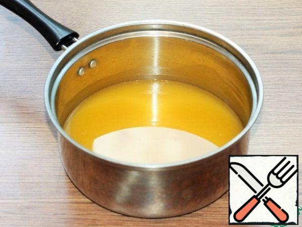 In a saucepan or small saucepan, pour the orange juice and send it to the stove. Bring the juice to a boil over low heat.