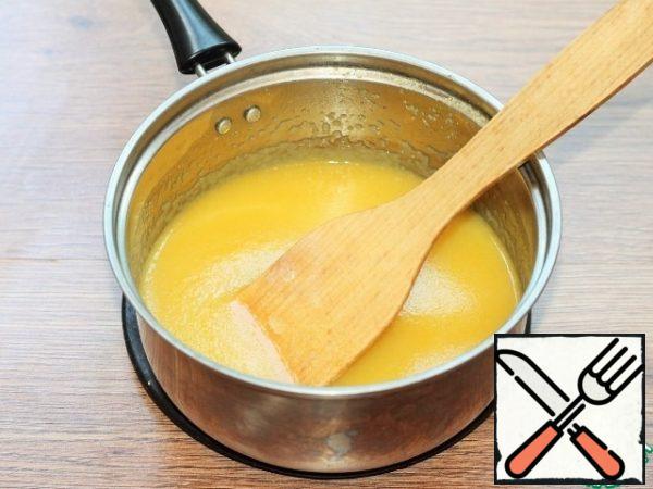 In the boiling juice, pour a thin stream of semolina. Cook the grits on low heat, stirring constantly until boiling, 1 minute. Remove the pan from the heat.