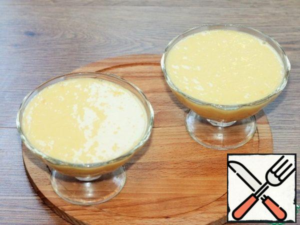 Carefully, pour the fruit mixture into the cremans and send it to the refrigerator for 1 hour. During this time, the dessert will become more dense, but the airiness will remain.