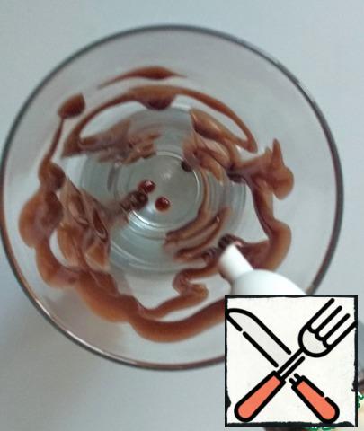 Use a thin pastry nozzle to make chocolate stains on the glasses. Then put the glasses in the refrigerator.