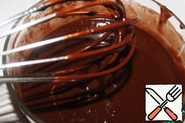 Add egg, soft butter, vegetable oil, milk and vinegar to the loose mixture. Mix everything thoroughly with a whisk.