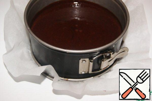 Place the dough in a form with a diameter of 18 cm, the bottom of which is covered with baking paper, hit the form on the table, turn clockwise. Place the handle of a tablespoon at the side of the mold and lower the dough to the bottom of the mold. Hold it, without lifting it from the bottom, along the diameter,and then go back. All these manipulations, in order to ensure that the dough is more evenly distributed in the form, there were no voids and did not grow a dome on top of the biscuit, as well as to prevent the biscuit from cracking on top.