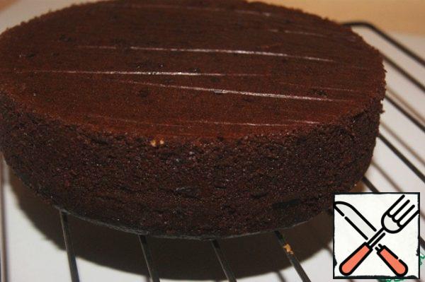 Bake in a preheated 175"C oven for 40-45 minutes until dry. Focus on your oven.
Cool the biscuit on the grill. Wrap in plastic wrap and send to the refrigerator for a day.
P.S. the weight of the biscuit is 480 g, the height is 5.5 cm.