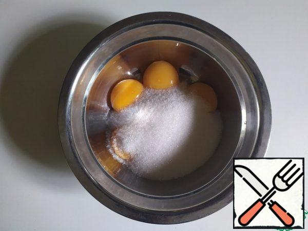 Put the yolks and sugar in a water bath. Beat constantly until the sugar dissolves and the cream thickens. Bring to 68-70 degrees and remove from heat.