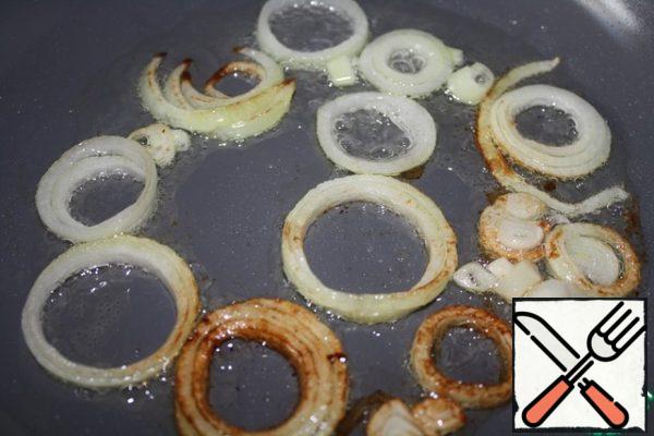 Cut the onion rings and I sprinkle it with a little sugar, so it caramelizes and becomes delicious.
Heat the oil and fry the onion until Golden and turn it over.
Add a little salt.
