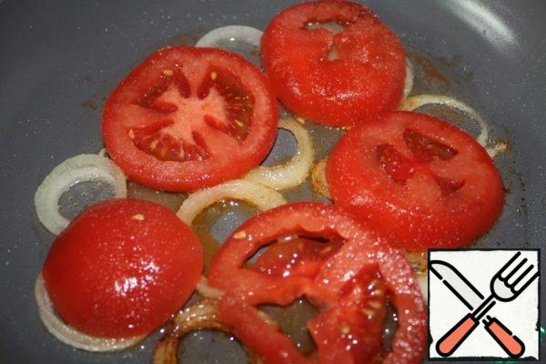 Put the tomatoes on the onion and make a small fire and simmer under the lid for about 4 minutes.