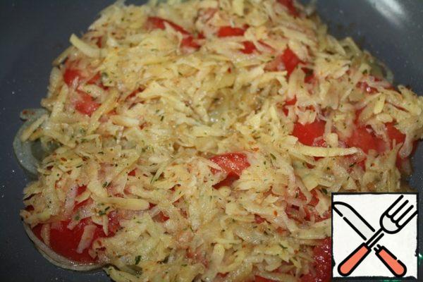Then spread the potatoes and under the lid, simmer on low heat until the potatoes are ready. The time depends on the type of potato, but since it was filled with boiling water, the cooking time is reduced.