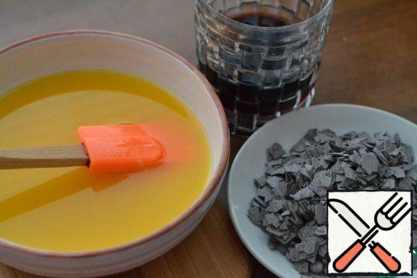 Add sugar, vanilla sugar, eggs, melted and cooled butter, 125g of wine and beat everything on medium speed of the mixer.
Add the chocolate chips or drops, and gently mix with a spatula.