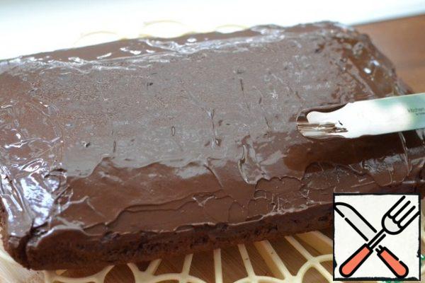 Pour chocolate icing over the completely cooled cake.
I have ready-made chocolate icing that I just warmed up.