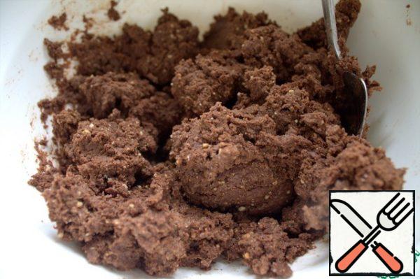 Begin to grind a spoon into a homogeneous mass.