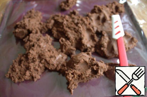 I used a silicone Mat, covered it with a baking sleeve and began to press the mass of cookies in an even layer.