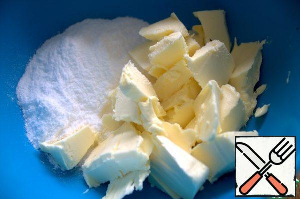 For the cream, add pieces of butter and vanilla to the powdered sugar. Powder I prepare myself in a coffee grinder immediately jar.